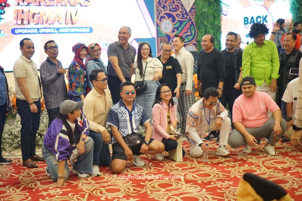 ihgma house of hendrik grup peserta kostum back to 90s panggung rakernas surakarta (1)