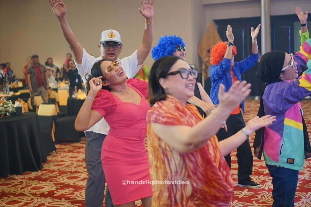 ihgma house of hendrik grup peserta kostum back to 90s panggung rakernas surakarta (4)