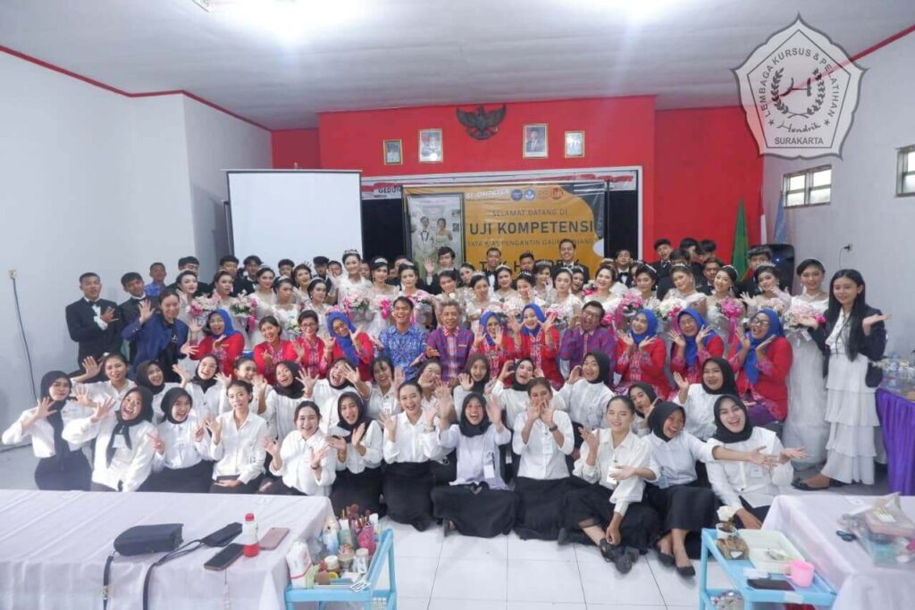 lkp hendrik surakarta foto bersama uji kompetensi mua pengantin 2025