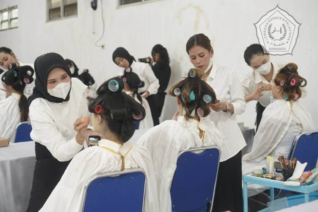 lkp hendrik surakarta uji kompetensi mua finishing rias pengantin gaun panjang