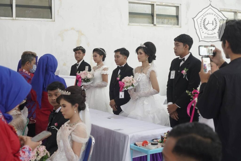 lkp hendrik surakarta uji kompetensi mua hasil rias pengantin gaun panjang