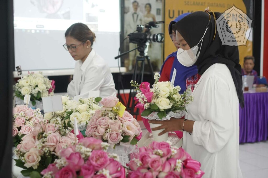 lkp hendrik surakarta uji kompetensi mua juri menilai tata rias pengantin
