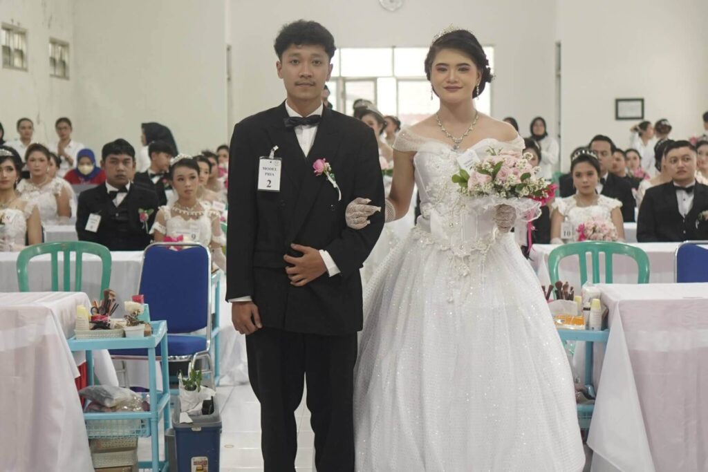 lkp hendrik surakarta uji kompetensi mua pengantin gaun panjang berjalan