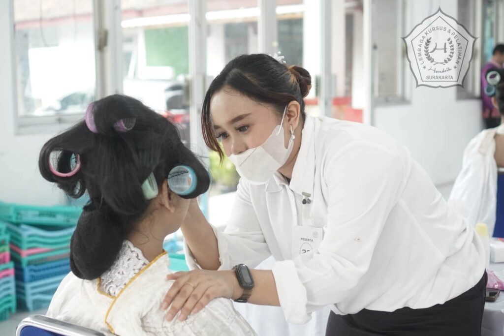 lkp hendrik surakarta uji kompetensi mua penilaian juri tata rias pengantin