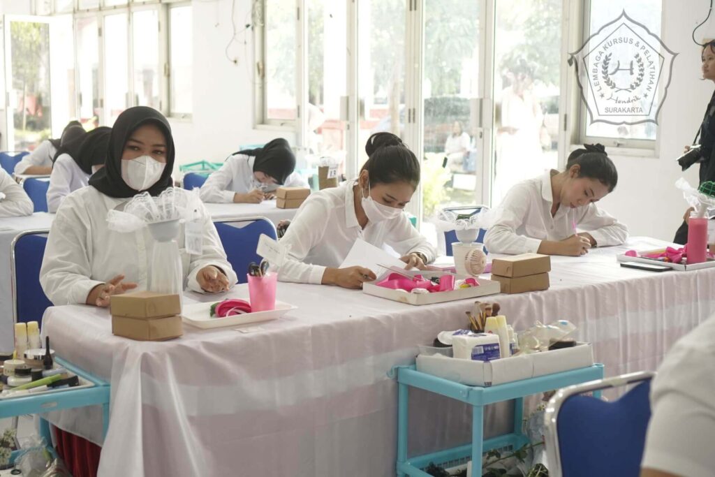 lkp hendrik surakarta uji kompetensi mua peserta ujian teori kecantikan