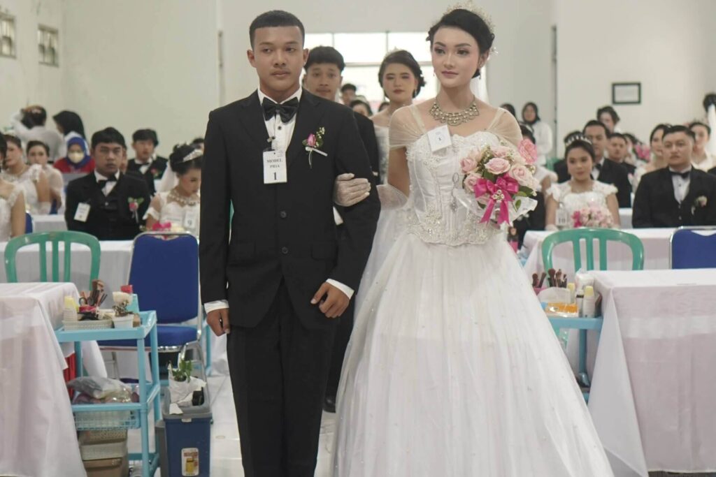 lkp hendrik surakarta uji kompetensi mua tampilan pengantin gaun panjang