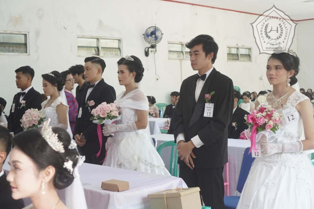 lkp hendrik surakarta uji kompetensi mua tata rias pengantin gaun panjang