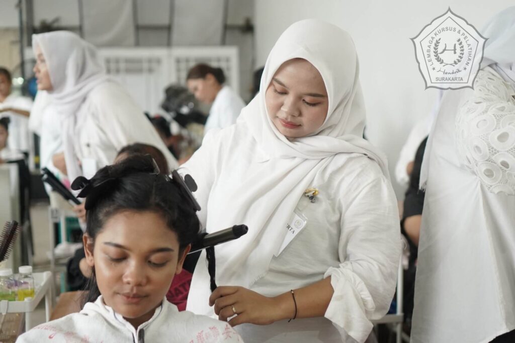 pelatihan kecantikan rambut curling iron house of hendrik