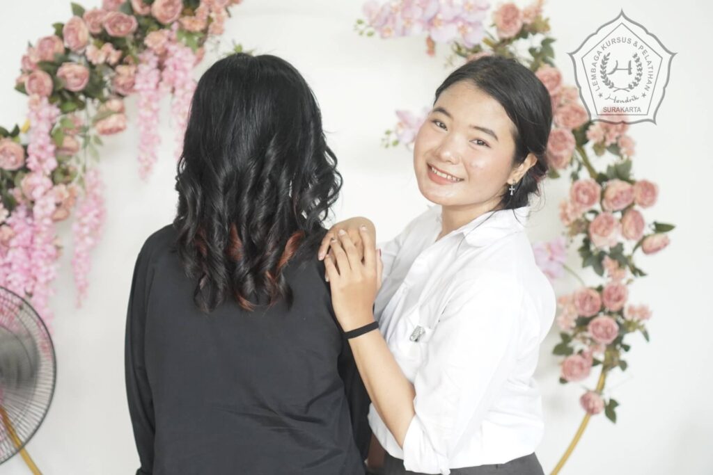 pelatihan kecantikan rambut curly waves house of hendrik