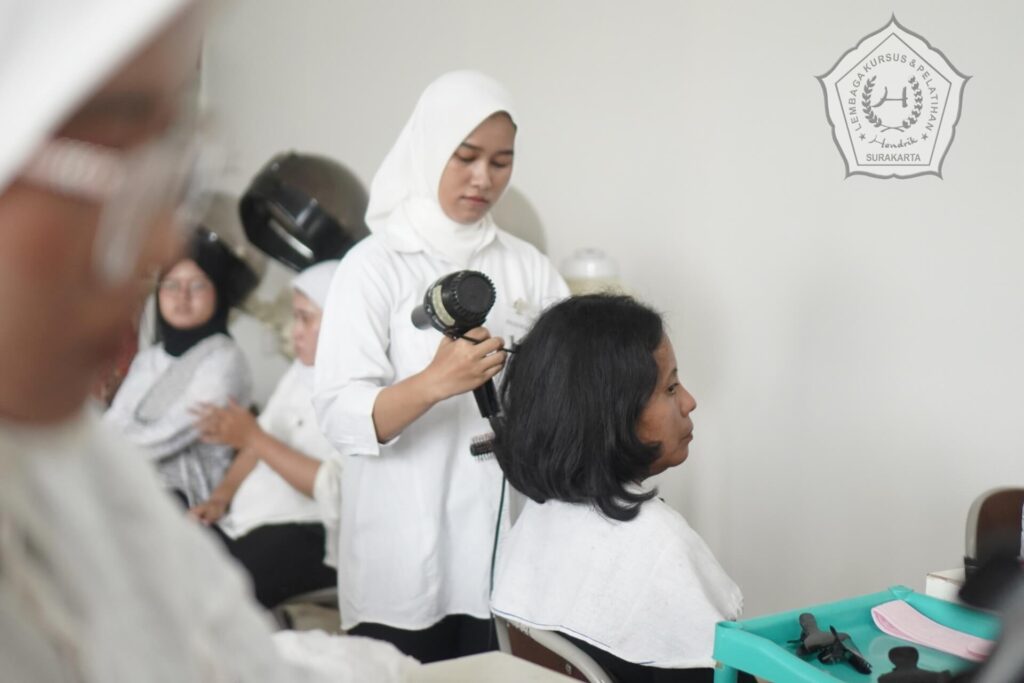 pelatihan kecantikan rambut hair dryer house of hendrik