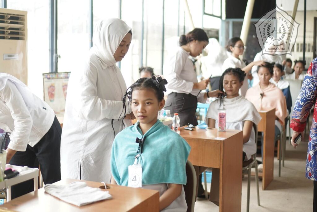 pelatihan kecantikan rambut hair treatment class house of hendrik