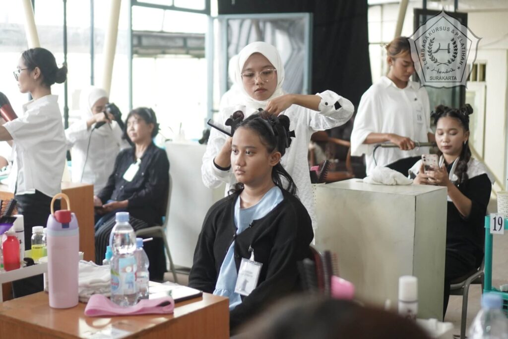 pelatihan kecantikan rambut hairstyling session house of hendrik