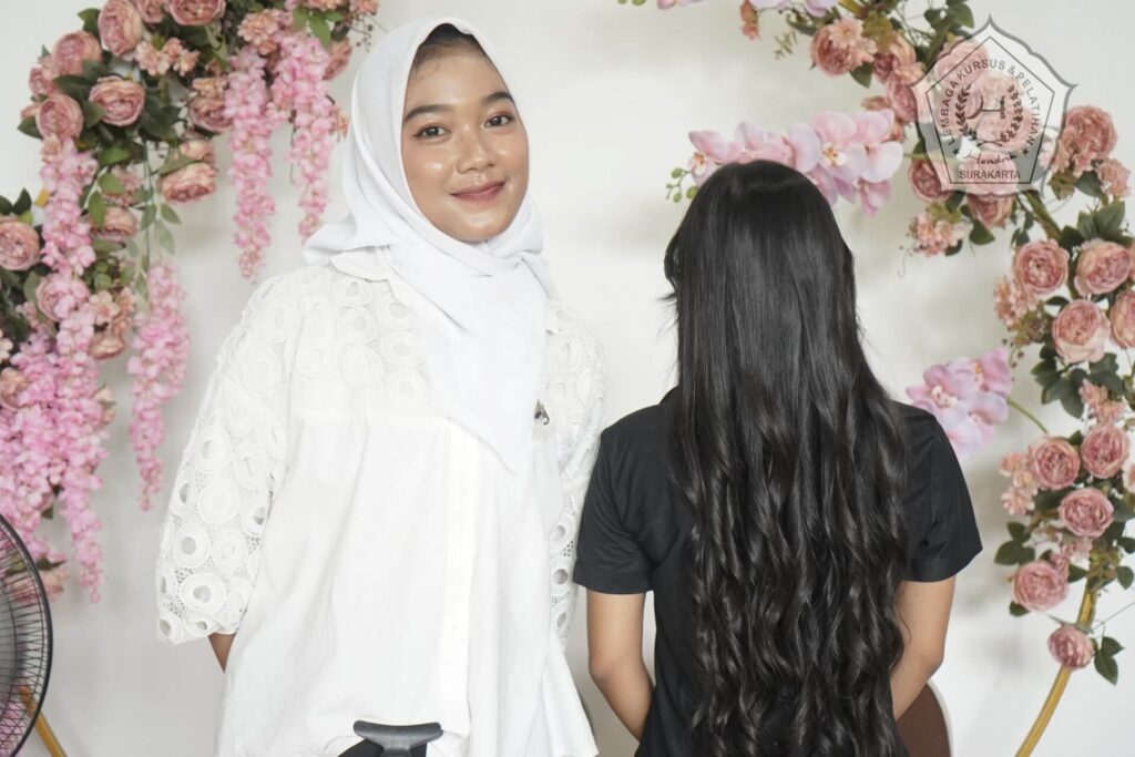 pelatihan kecantikan rambut long wavy hair house of hendrik