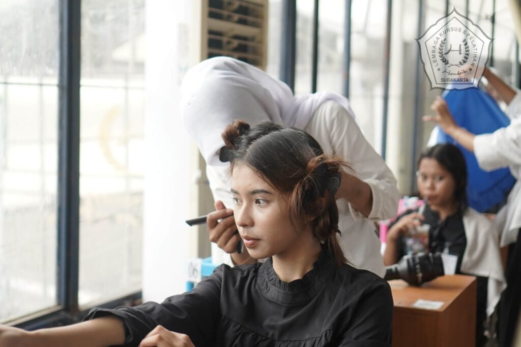 pelatihan kecantikan rambut makeup house of hendrik