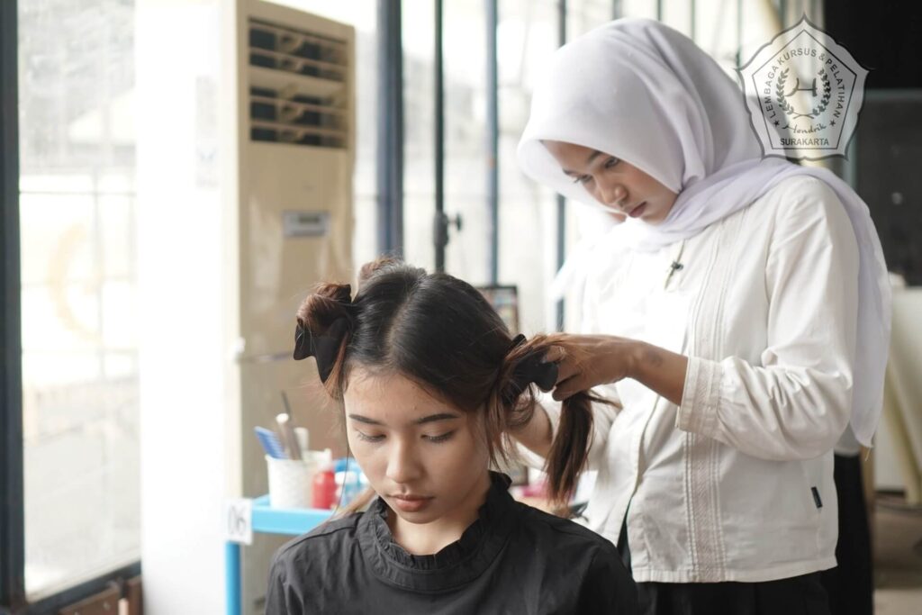 pelatihan kecantikan rambut ponytail styling house of hendrik