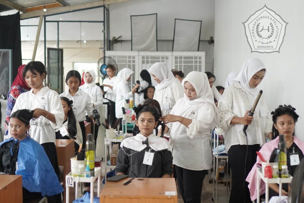 pelatihan kecantikan rambut practical training house of hendrik