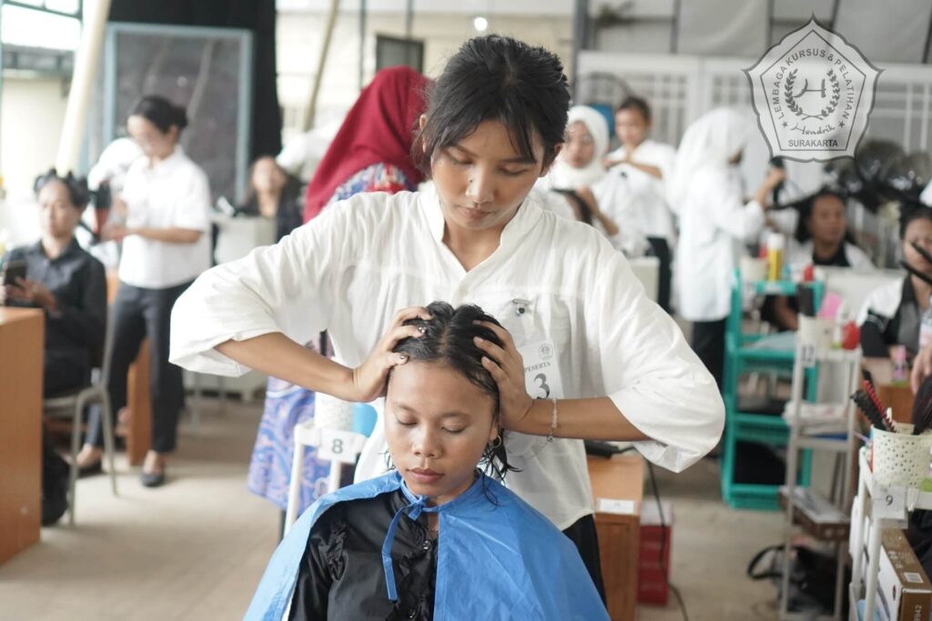 pelatihan kecantikan rambut scalp massage house of hendrik