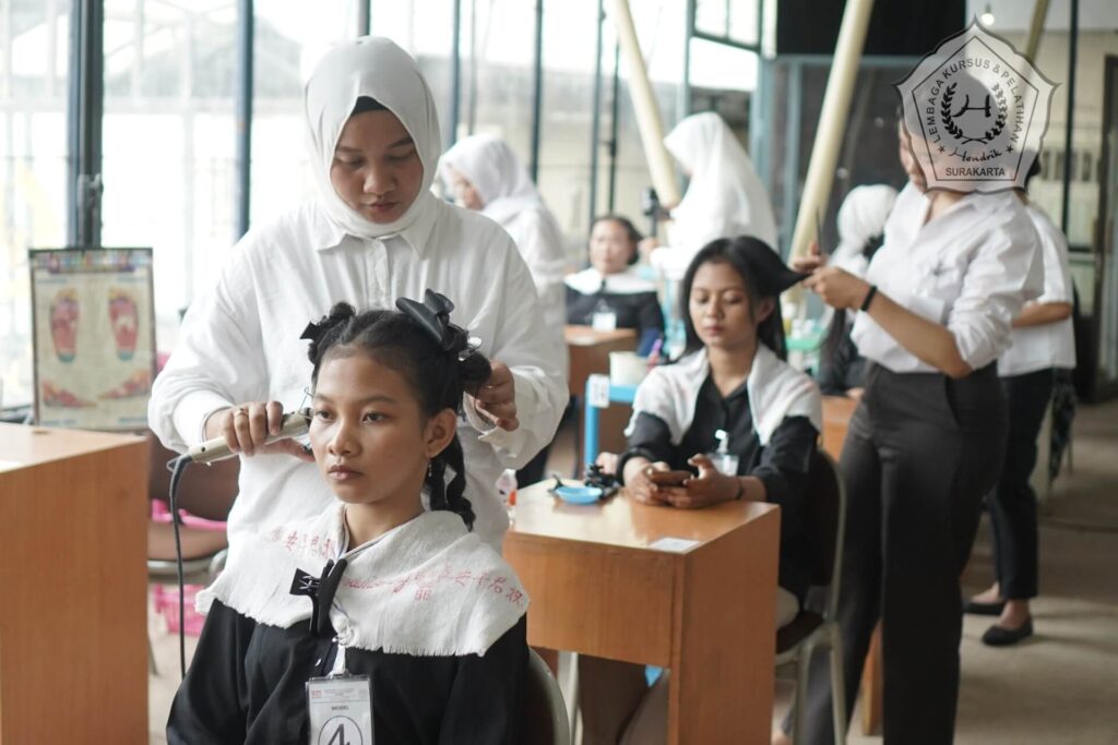 pelatihan kecantikan rambut straightening house of hendrik