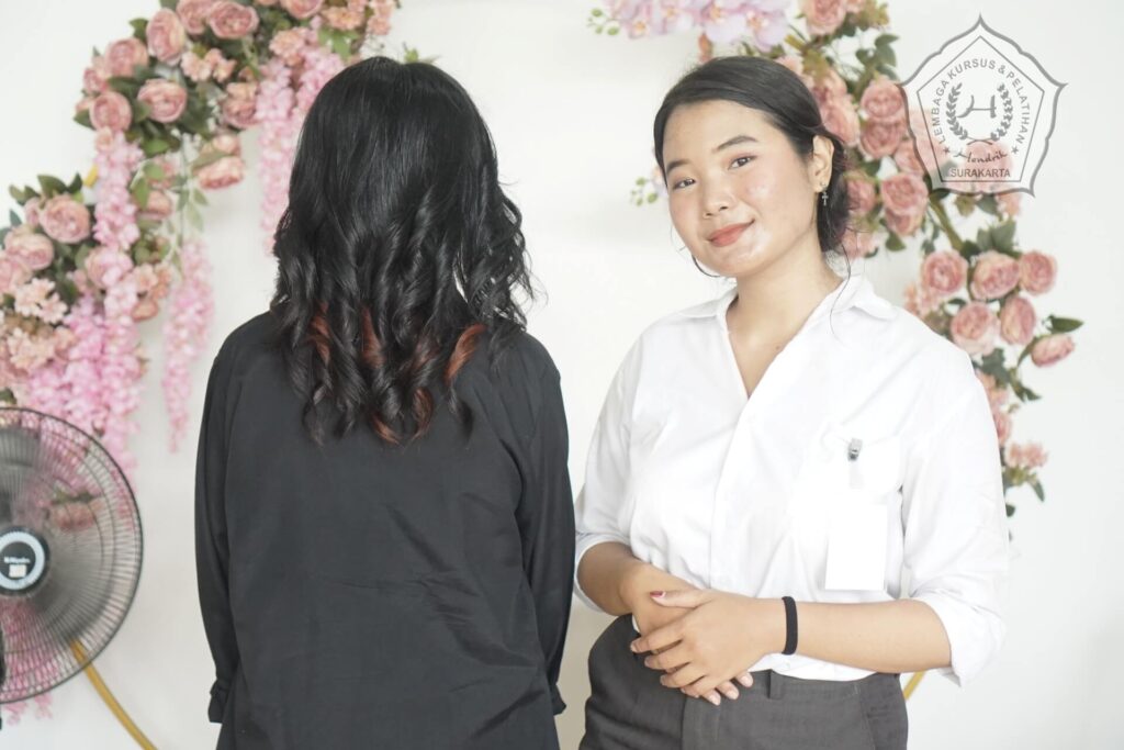 pelatihan kecantikan rambut wavy hair pose house of hendrik