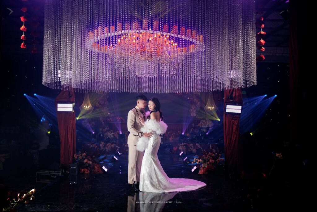 wedding show vows on fire foto panggung pengantin crystal chandelier house of hendrik