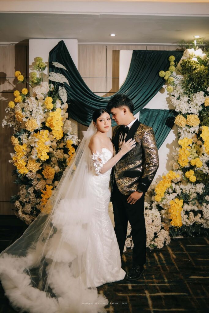 wedding show vows on fire foto pengantin backdrop floral hijau kuning house of hendrik