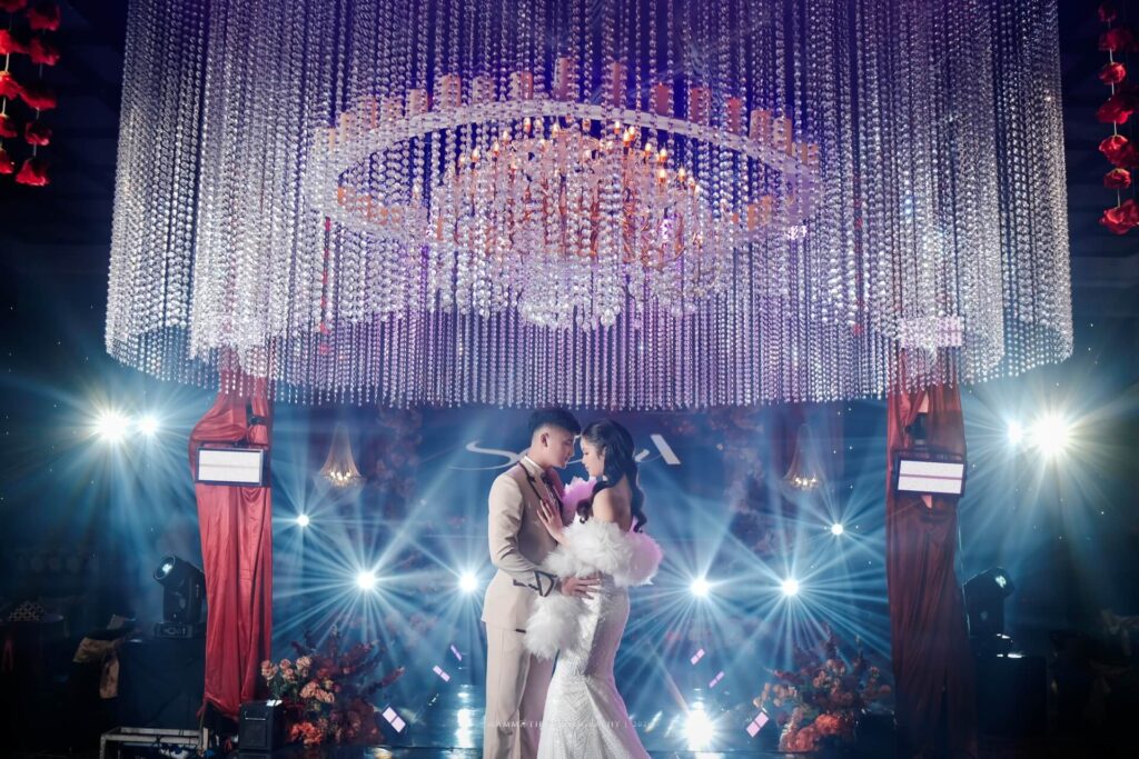 wedding show vows on fire foto pengantin sorotan lampu panggung house of hendrik