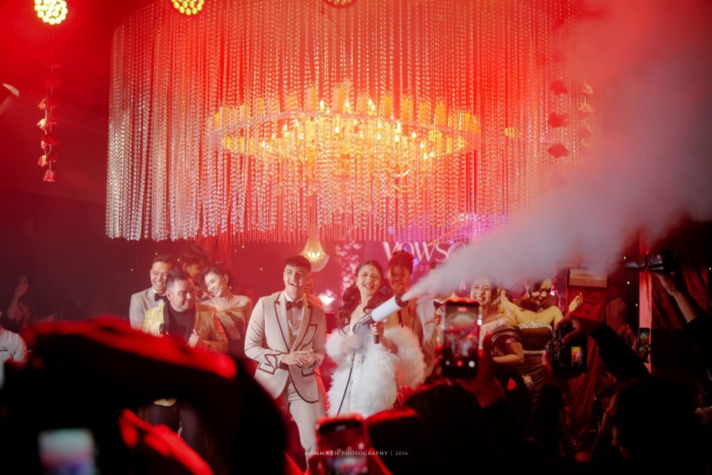 wedding show vows on fire momen selebrasi smoke gun pengantin house of hendrik