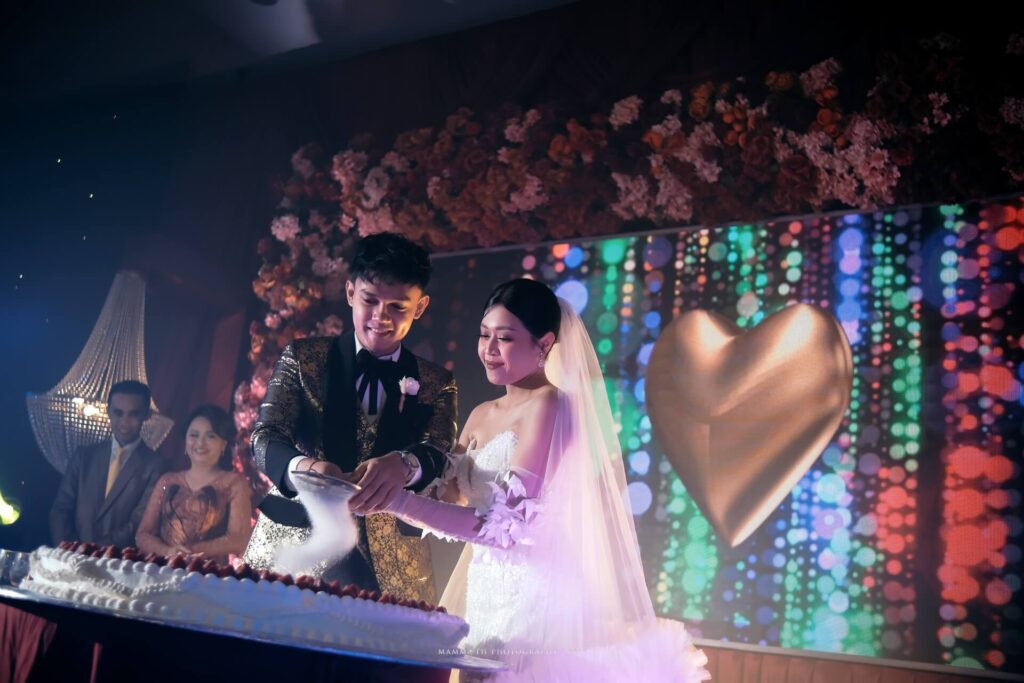 wedding show vows on fire potong kue bersama pengantin house of hendrik