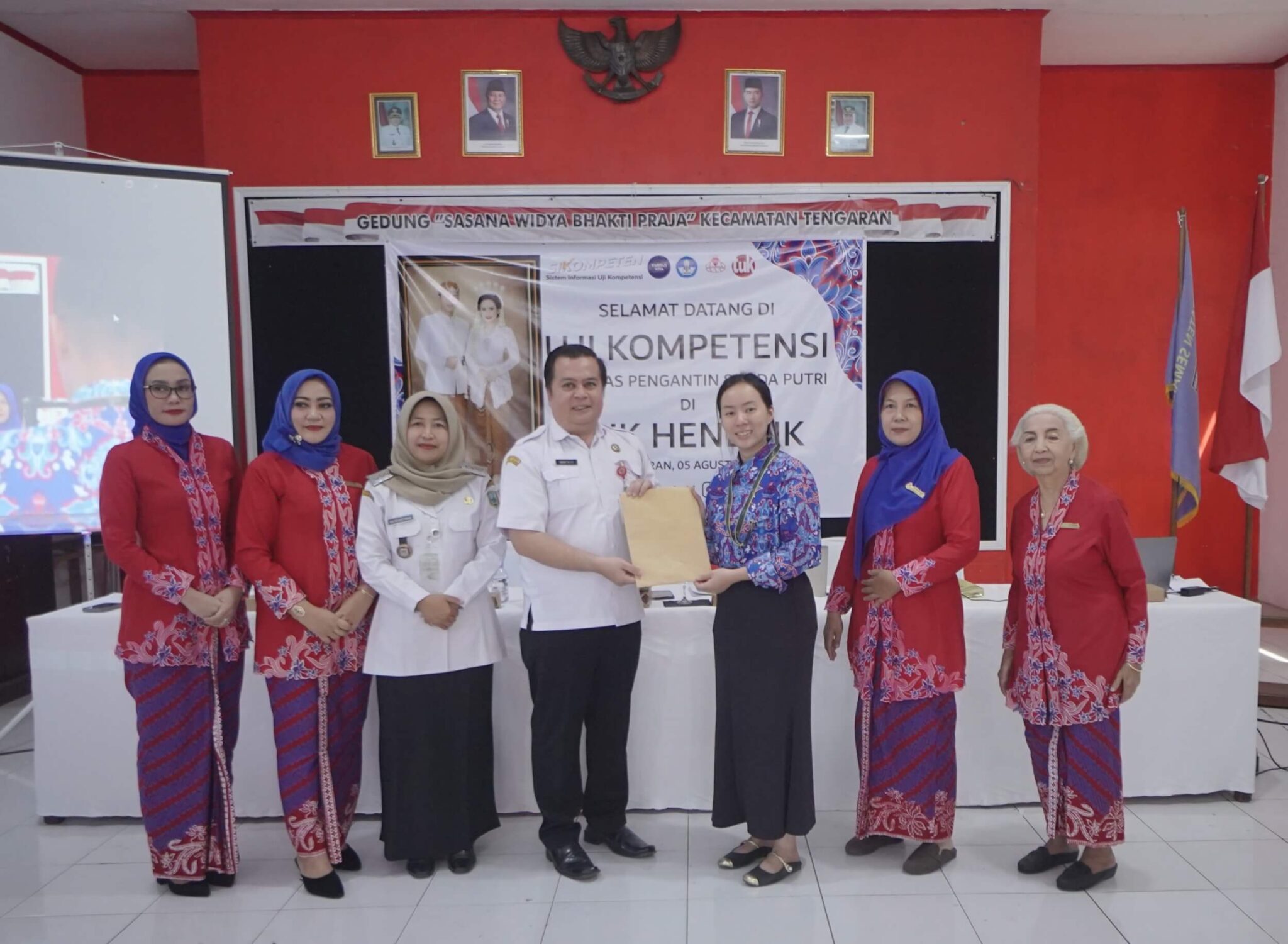 pemberian hadiah sherly hoh uji kompetensi tata rias sunda putri tengaran 202607