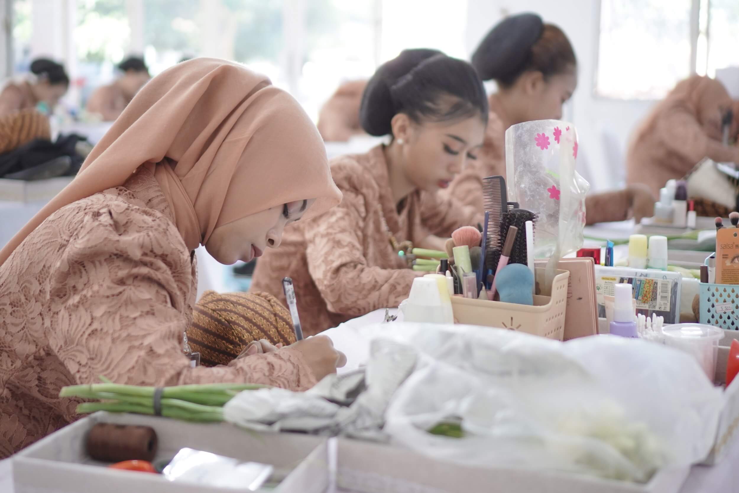 peserta mengerjan ujian kompetensi tata rias sunda putri tengaran 202614