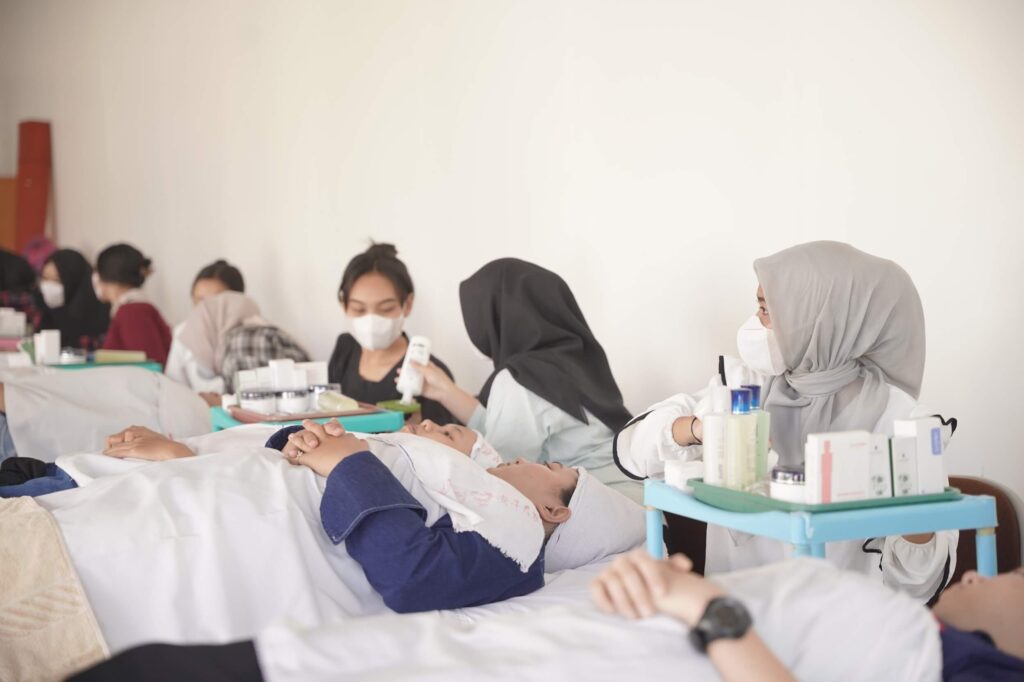 praktik perawatan wajah di lkp hendrik 06