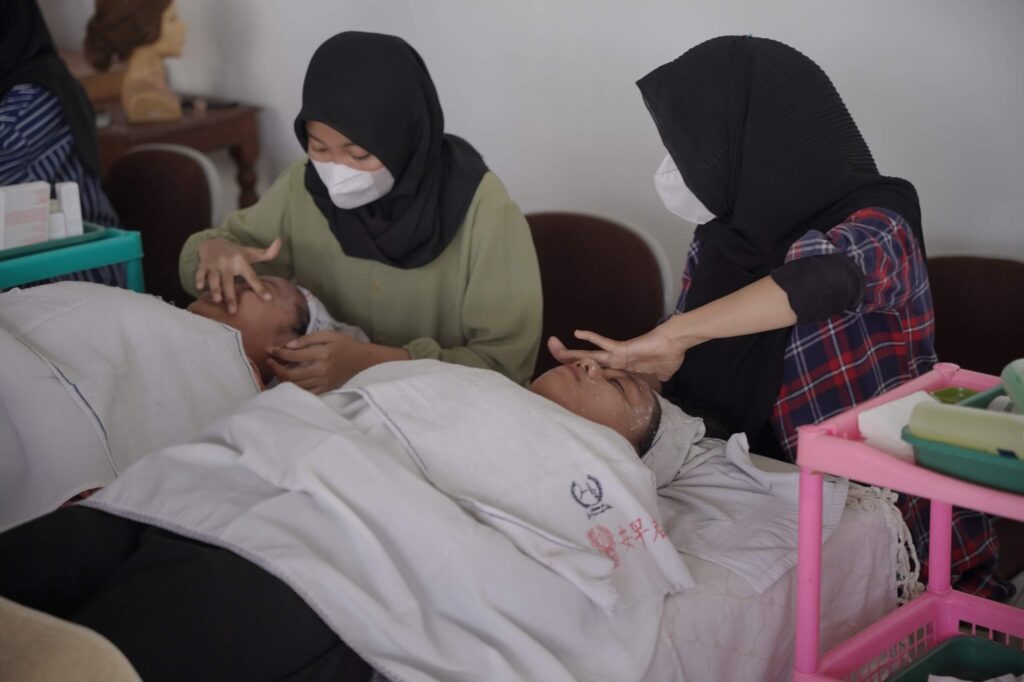 praktik perawatan wajah di lkp hendrik 21