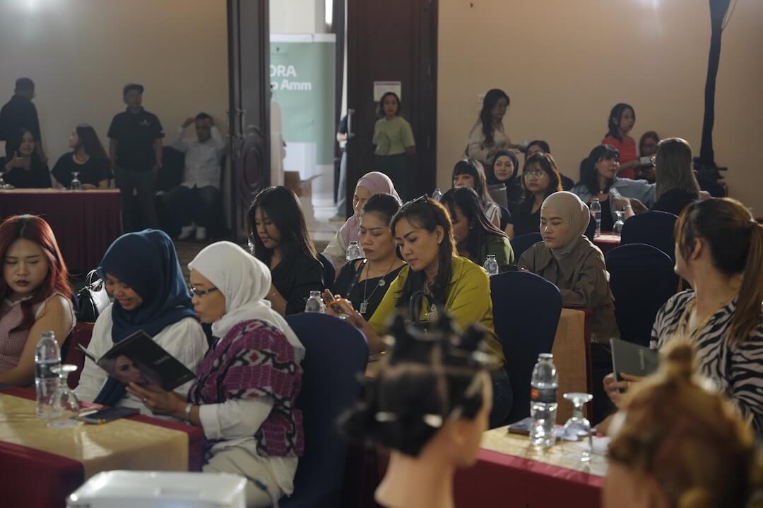 hairdresser mengikuti pelatihan pewarnaan rambut 01