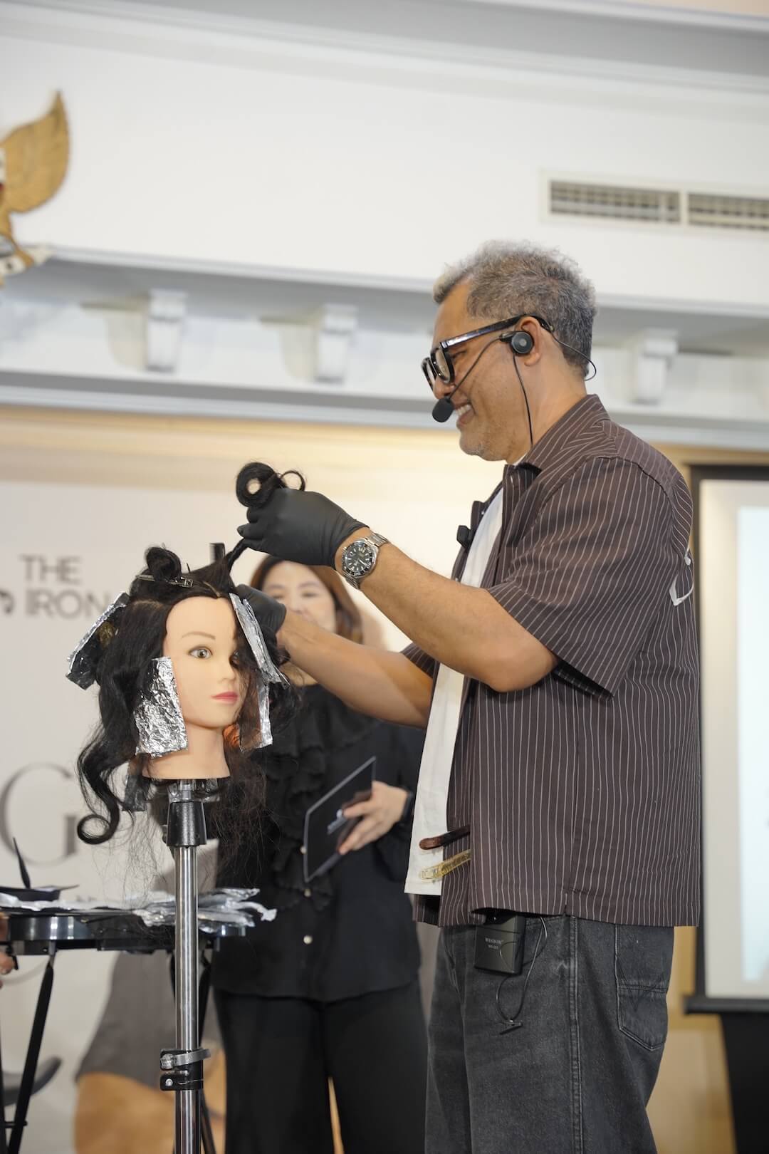 praktik teknik rambut oleh trainer profesional