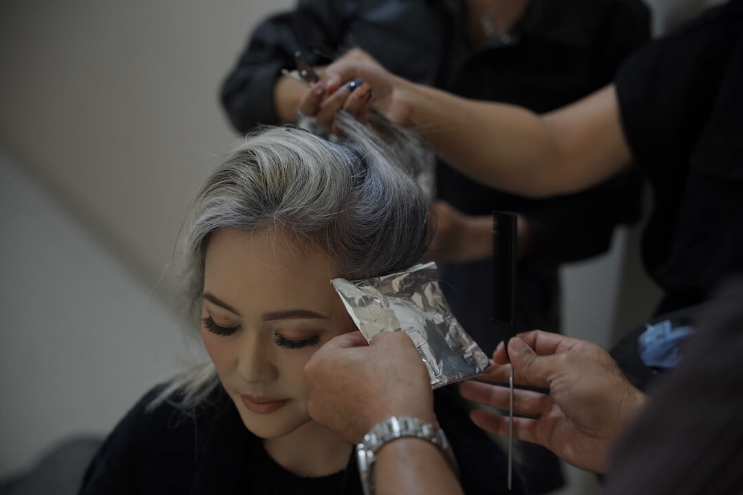 proses grey blending rambut uban dengan foil 02