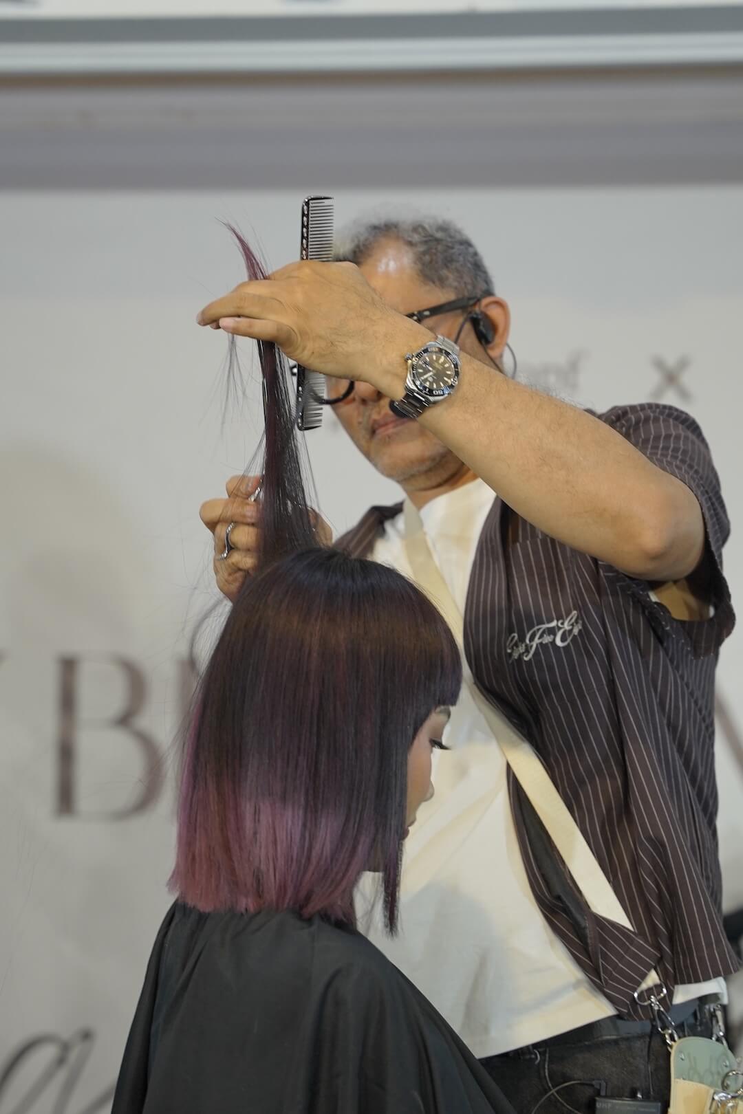 proses potong rambut pendek setelah pewarnaan